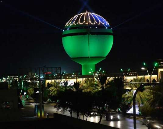 برج مياه بريدة يتزين بالإضاءة الخضراء والعلم بمناسبة اليوم الوطني الـ90
