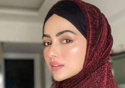 ممثلۃ ھندیۃ شھیرۃ سناء خان تعلن اعتزال الفن و ترتدي الحجاب