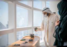 محمد بن راشد يستقبل فريق شركة "مارشال إنتك" الإماراتية الذي يستعد لإطلاق القمر الاصطناعي "غالب"
