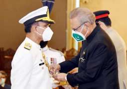 President confers Nishan-e-Imtiaz upon Naval Chief Amjad Khan Niazi