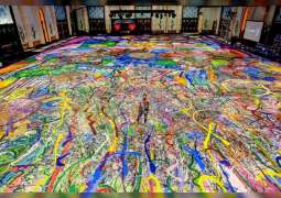 طلبة من مدرسة "جيمس ولينغتون انترناشيونال" يلهمون الفنان ساشا جعفري لرسم أكبر لوحة فنية في العالم