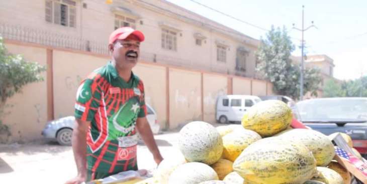 Former coach of Shoaib Malik, Sarfraz Ahmad sells fruits in Karachi to make  both ends meet 