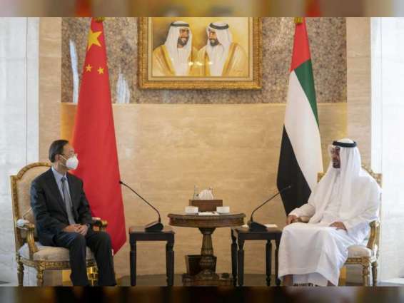 محمد بن زايد يتلقى رسالة من الرئيس الصيني خلال استقباله مبعوث الرئيس