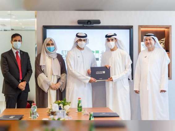 Al Zeyoudi visits Etihad Credit Insurance office in Dubai