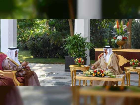 ملك البحرين يبحث مع الحجرف الموضوعات ذات الصلة بالشأن الخليجي