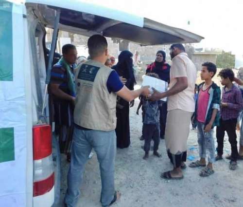 مركز الملك سلمان للإغاثة يوزع 1,000 كرتون من التمور للأسر النازحة والمتضررة في محافظة تعز