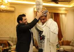 Javid Afridi gifts shawl, jersy and traditional turban to Burak Ozdemir
