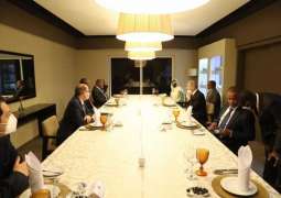 رئيس وزراء موزمبيق يقيم عشاء عمل تكريماً لوزير الدولة لشؤون الدول الأفريقية