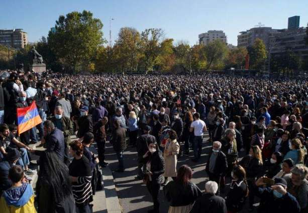 Protesters in Yerevan Urge Prime Minister to Resign by Midnight