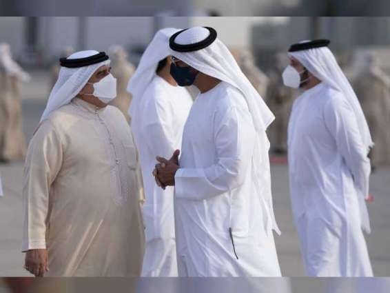 محمد بن زايد يستقبل ملك البحرين لدى وصوله الدولة