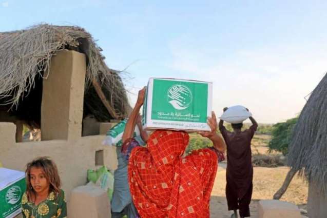 مركز الملك سلمان للإغاثة يواصل توزيع المساعدات الغذائية للمتضررين من الفيضانات في إقليم السند الباكستاني