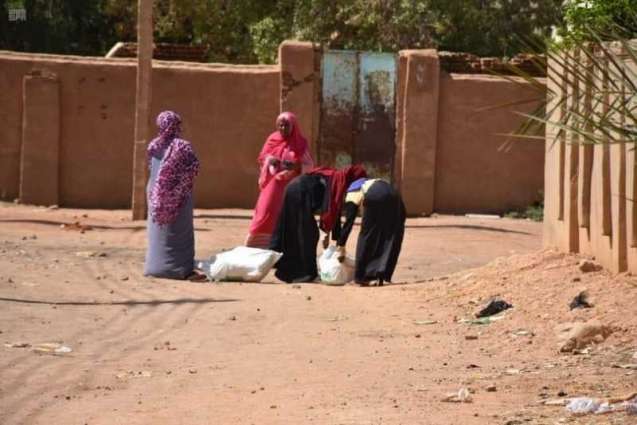 مركز الملك سلمان للإغاثة يوزع أكثر من 74 طنًا من السلال الغذائية في محلية سوبا بولاية الخرطوم السودانية