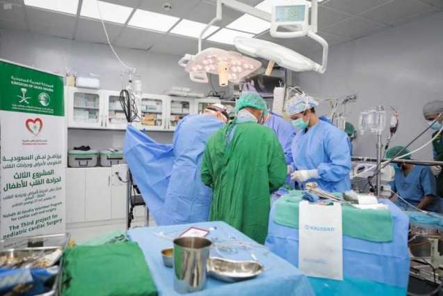 فريق مركز الملك سلمان للإغاثة الطبي التطوعي يجري حتى اليوم 11 عملية جراحية قلب مفتوح للأطفال في المكلا