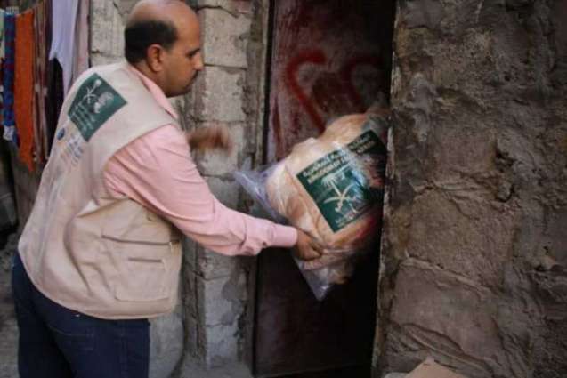 مركز الملك سلمان للإغاثة يوزع 225 حقيبة شتوية في مديرية المظفر بتعز