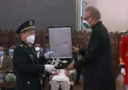 رئیس باکستان یمنح وسام ” نشان امتیاز “ لوزیر الدفاع الصیني خلال زیارتہ لباکستان
