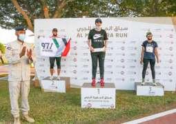 المغربي أنور الغز يفوز بالمركز الإول في سباق "المغيرة للجري" بالمرفأ