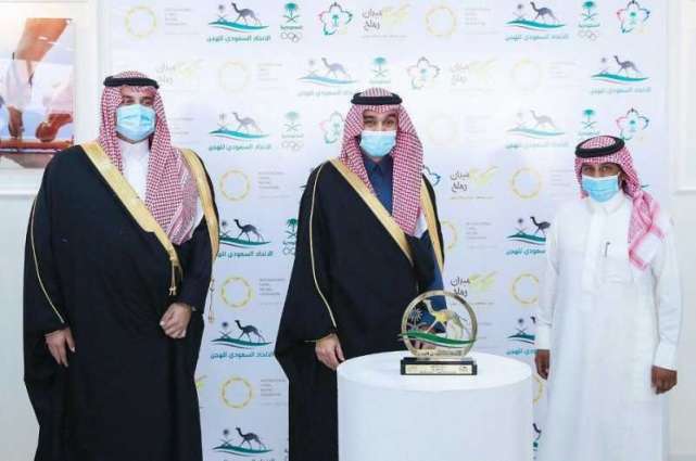 سمو وزير الرياضة يتوج الفائزين في ختام منافسات سباق رماح للهجن