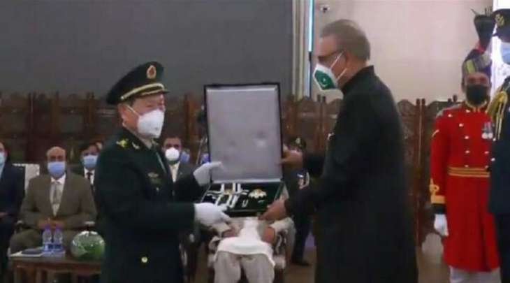 رئیس باکستان یمنح وسام ” نشان امتیاز “ لوزیر الدفاع الصیني خلال زیارتہ لباکستان