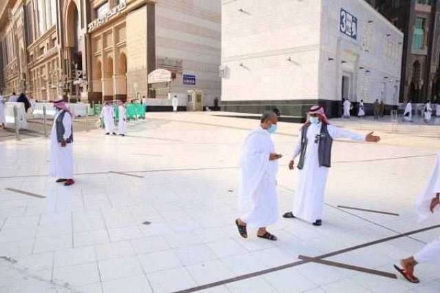ساحات المسجد الحرام تنظم دخول المعتمرين والمصلين عبر (١٥) مسارًا
