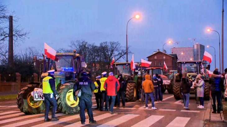 Protesting Polish Farmers Block Major Traffic Intersection in Warsaw With Tractors