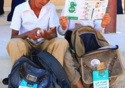 مركز الملك سلمان للإغاثة يوزع 1,099 حقيبة مدرسية في مديرية سيحوت بمحافظة المهرة