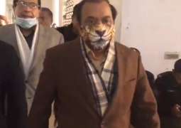 Rana Sana Ullah wears lion's mask on hearing of Khawaja Asif's case