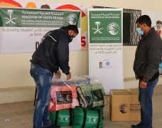 مركز الملك سلمان للإغاثة يوزع 1,595 حقيبة شتوية في الأردن