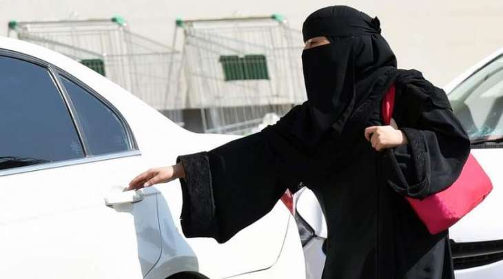 سائق في السعودیة تحرش بفتاة فی الشارع و أمھا قامت بتحطیم زجاج سیارتہ