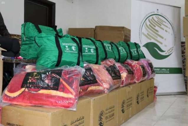 مركز الملك سلمان للإغاثة يوزع 698 حقيبة شتوية للنازحين والأسر الأكثر احتياجًا في الأردن