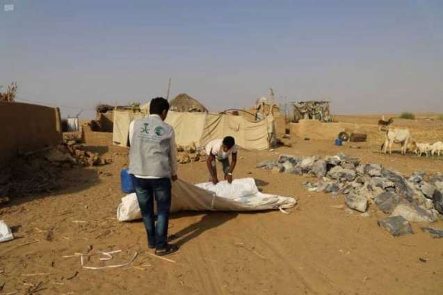 مركز الملك سلمان للإغاثة يوزع مواد إيوائية للنازحين والمتضررين في محافظة حجة
