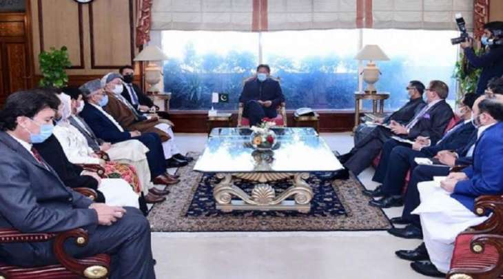 رئیس وزراء باکستان یستقبل رئیس حزب الوحدة الاسلامي الأفغاني  کریم خلیلي خلال زیارتہ للباکستان