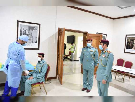 قائد شرطة عجمان يتفقد القاعات المجهزة لتطعيم موظفي الشرطة بلقاح كوفيد 19 