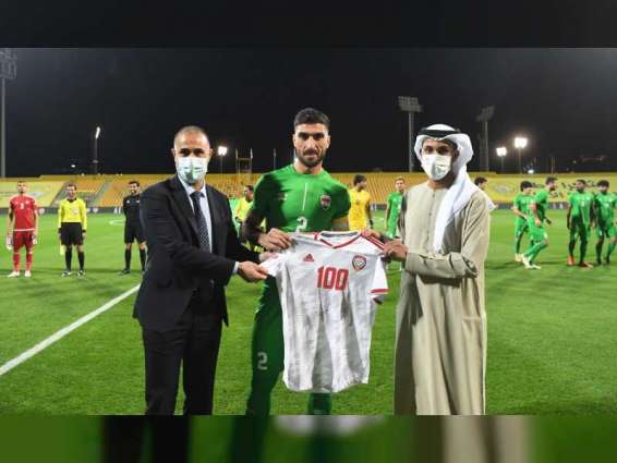 اتحاد الإمارات لكرة القدم يكرم لاعب العراق أحمد إبراهيم