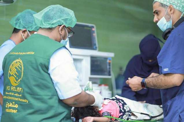 مركز الملك سلمان للإغاثة يجري 15 عملية في اليوم الرابع من الحملة الطبية التطوعية لجراحة المسالك البولية وجراحة الأطفال في المكلا