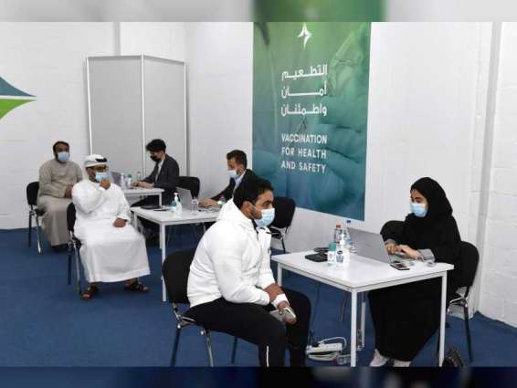 منصور بن محمد يتفقد عددا من مراكز تطعيم كورونا في دبي ويدعو الجميع لتلقي اللقاح