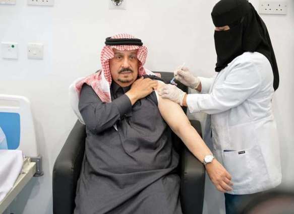 سمو أمير منطقة الرياض يتلقى لقاح كورونا ويتفقد مركز استقبال المتقدمين على اللقاح