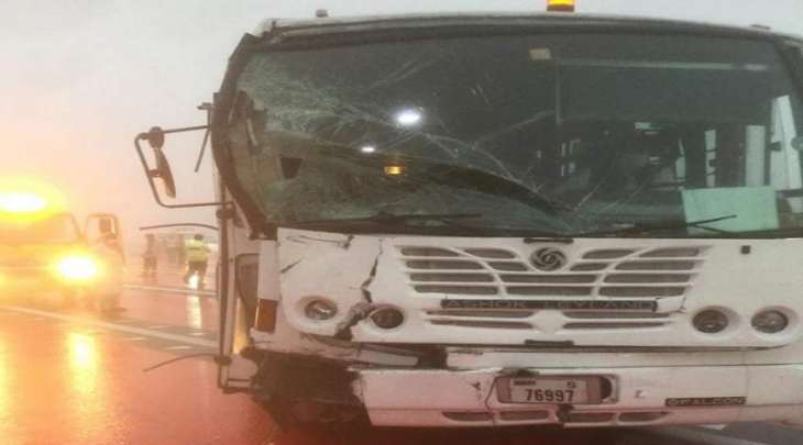 وفاة شخص وإصابة آخرين في حادث تصادم 19 مركبة في ابوظبي