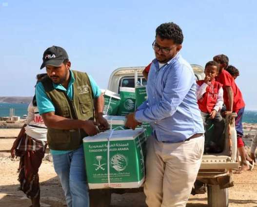 مركز الملك سلمان للإغاثة يوزع أكثر من 32 طنًا من السلال الغذائية في تعز والحديدة