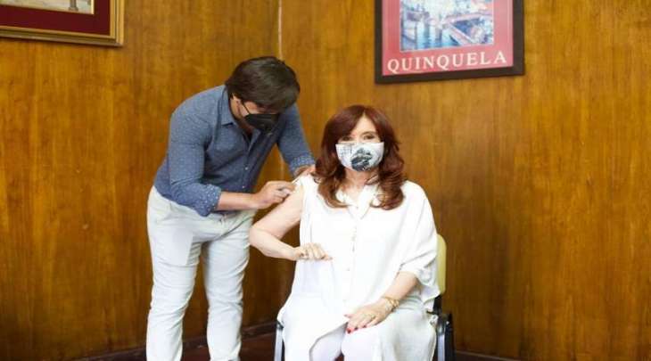 نائبة الرئیس الأرجنتیني کریستینا دي کیرشنر تتلقی اللقاح المضاد بفیروس کورونا
