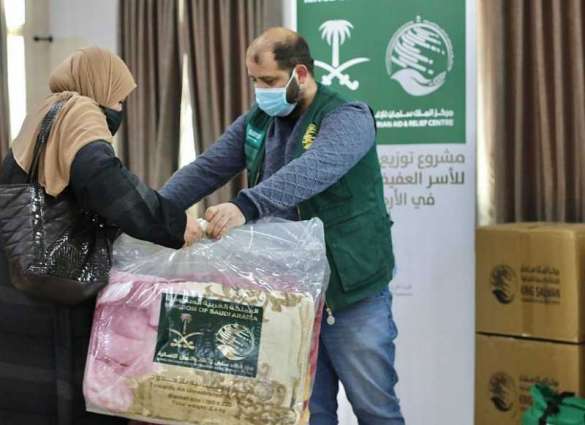 مركز الملك سلمان للإغاثة يوزع 2,171 حقيبة شتوية و4,342 بطانية للاجئين والأسر الأكثر احتياجًا في الأردن
