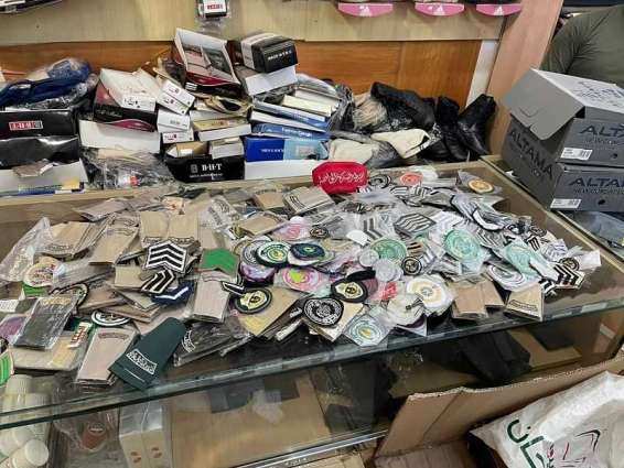 اللجنة الأمنية في إمارة الرياض تغلق 4 محلات وتضبط 600 بدلة عسكرية و2500 قطعة من الأنواط والرتب والشعارات المخالفة