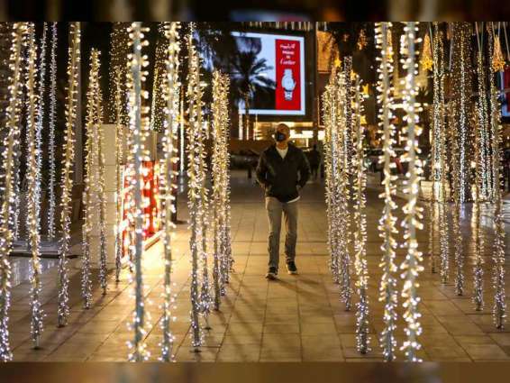 فنانون إماراتيون يشاركون في مشروع "الحي التقليدي" بإستخدام الأضواء خلال مهرجان دبي للتسوق
