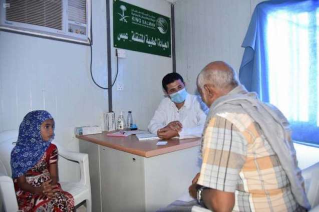 العيادات الطبية المتنقلة لمركز الملك سلمان للإغاثة في مديرية عبس بحجة تواصل تقديم خدماتها العلاجية