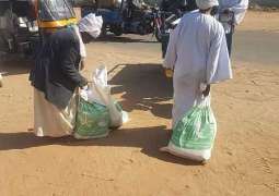 مركز الملك سلمان للإغاثة يوزع أكثر من 94 طناً من السلال الغذائية في محليتي نيالا وبليل بولاية جنوب دار فور بجمهورية السودان