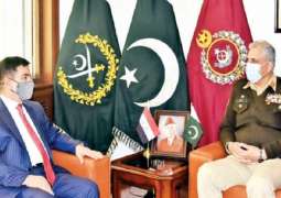 رئیس أرکان الجیش الباکستاني یستقبل وزیر الدفاع العراقي جمعة عناد سعدون خلال زیارتہ للباکستان