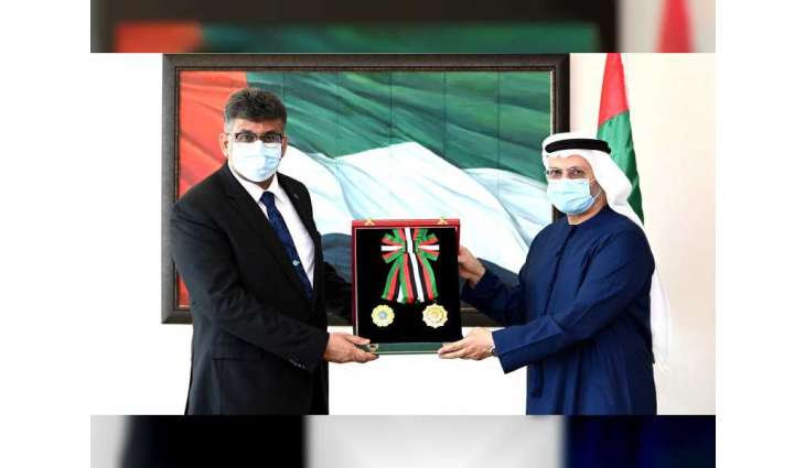 رئيس الدولة يمنح سفير فيجي وسام الاستقلال 