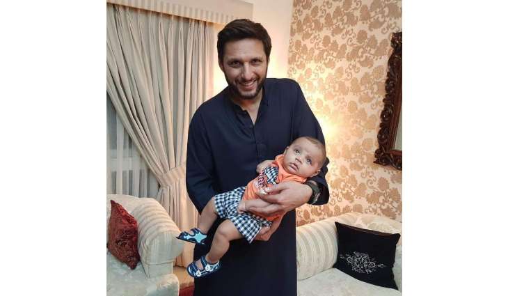 Shahid Afridi is happy to see his little daughter walking for the first time