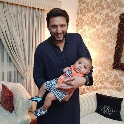 Shahid Afridi is happy to see his little daughter walking for the first time