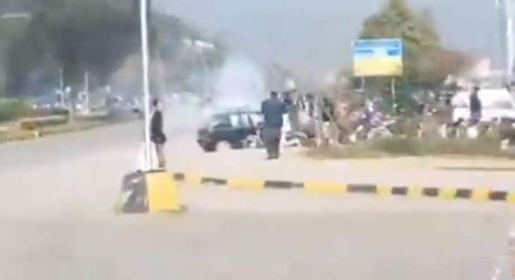Police fires tear gas on angry government servants protesting for increase in their salaries