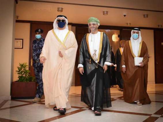 Abdullah bin Zayed meets Oman’s Minister of Foreign Affairs in Muscat